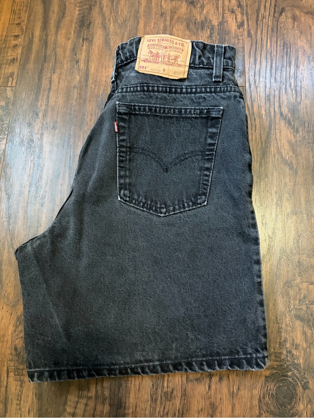 Vintage 1995 Levi’s 551 Relaxed Fit Worn Black 7” Inseam Denim Shorts - Picture 12 of 12